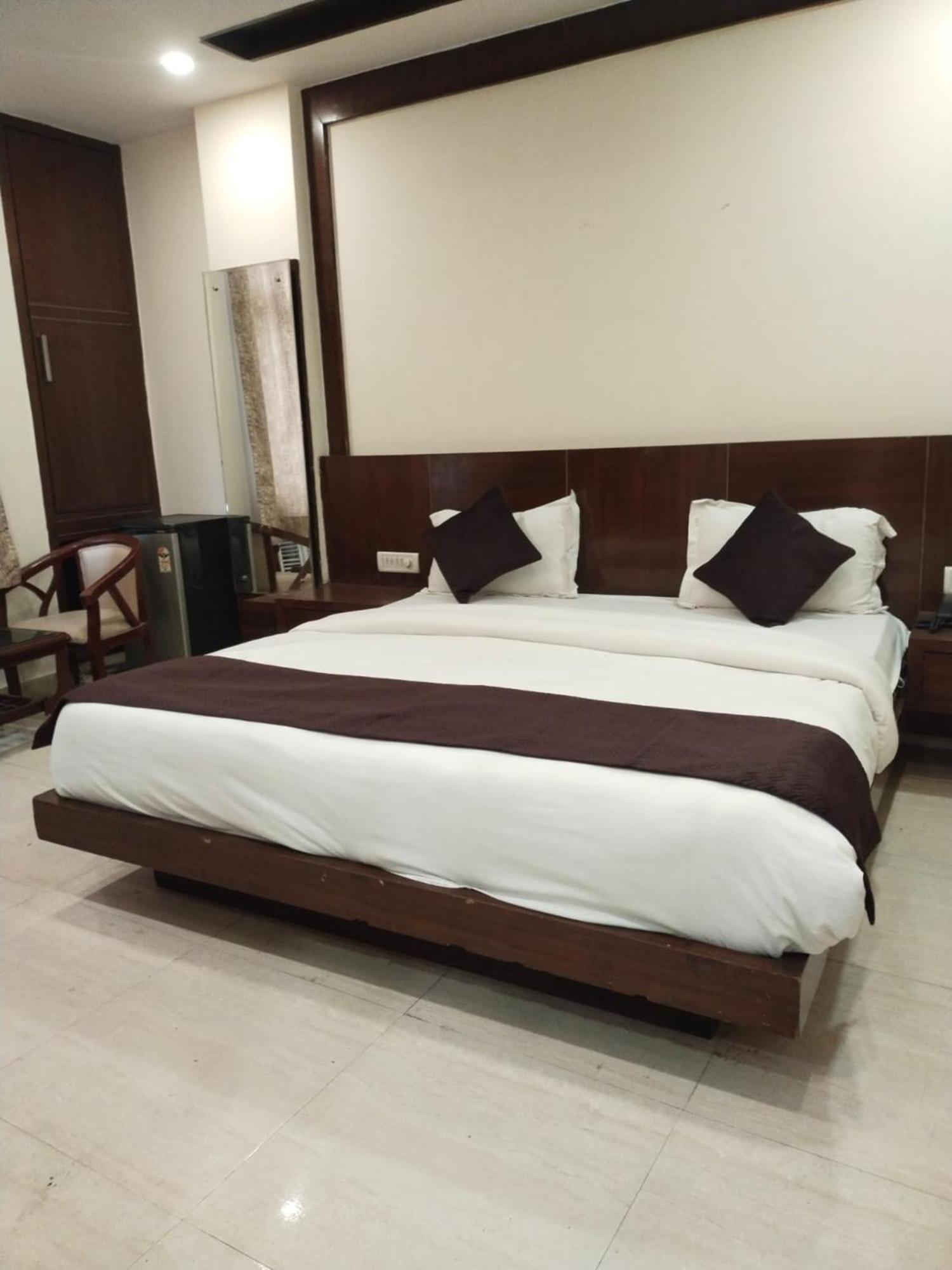 Hotel Lav Kush Deluxe At Paharganj New Delhi Exterior foto